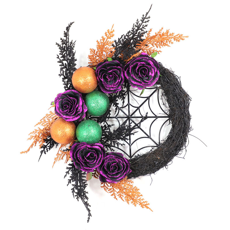 ハロウィーンの花輪は、装飾を明るくしました
